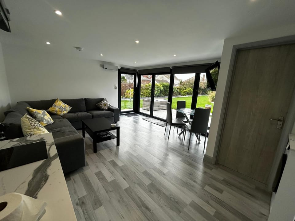Whispering Waves Guest house, Brighton-8 mins, Guests 4, Beachfront, Free parking, WiFi, Kitchen and AC House in Lewes District