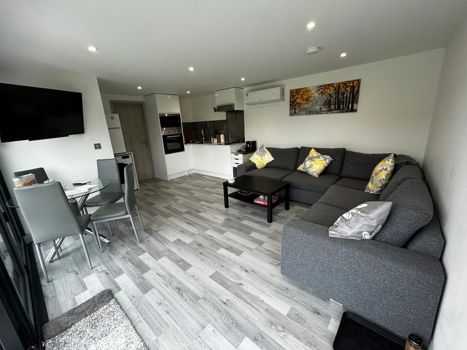 Whispering Waves Guest house, Brighton-8 mins, Guests 4, Beachfront, Free parking, WiFi, Kitchen and AC House in Lewes District