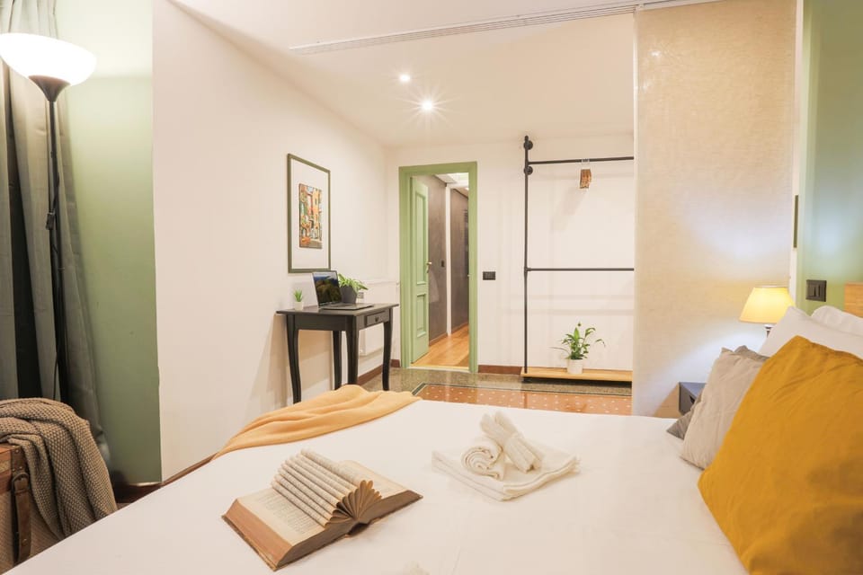 Bed, Bedroom, towels