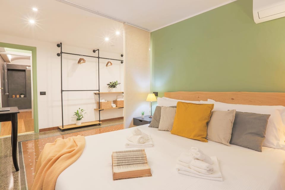 Photo of the whole room, Bedroom, air conditioner