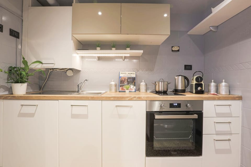Coffee/tea facilities, Kitchen or kitchenette, stove