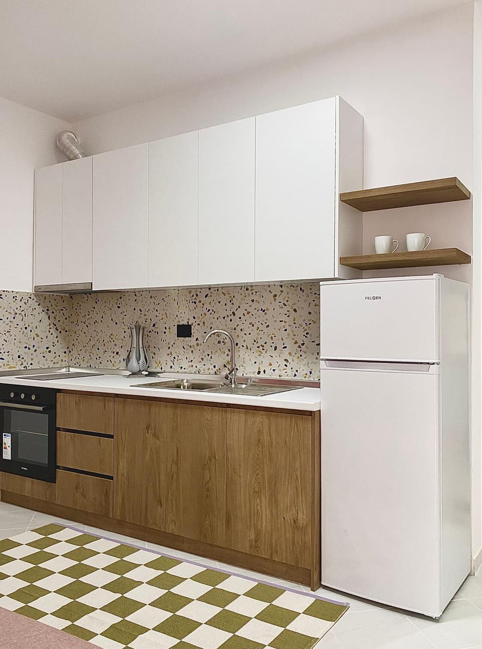 Kitchen or kitchenette, minibar, oven, stove