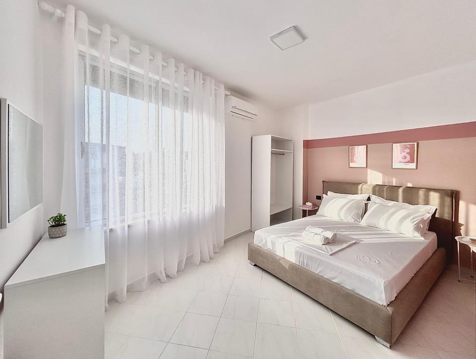 Bed, Photo of the whole room, Bedroom, towels