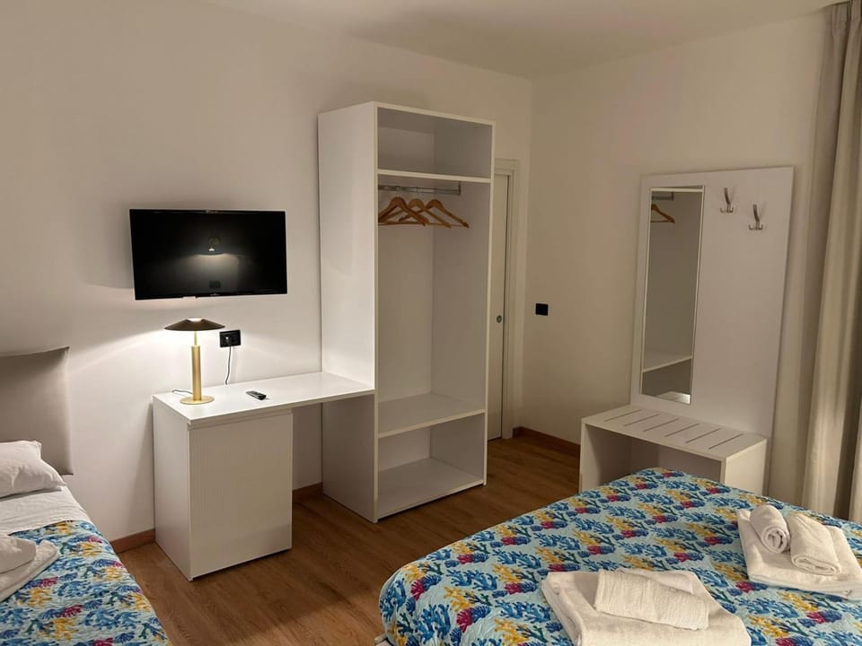 Bed, TV and multimedia, Photo of the whole room, Bedroom, wardrobe