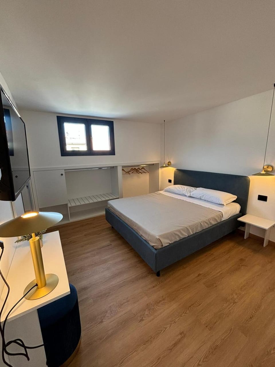 Bed, TV and multimedia, Photo of the whole room, Bedroom