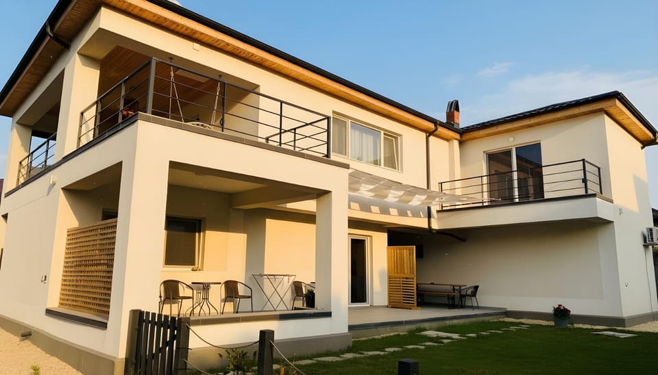 Property building, Patio, Balcony/Terrace
