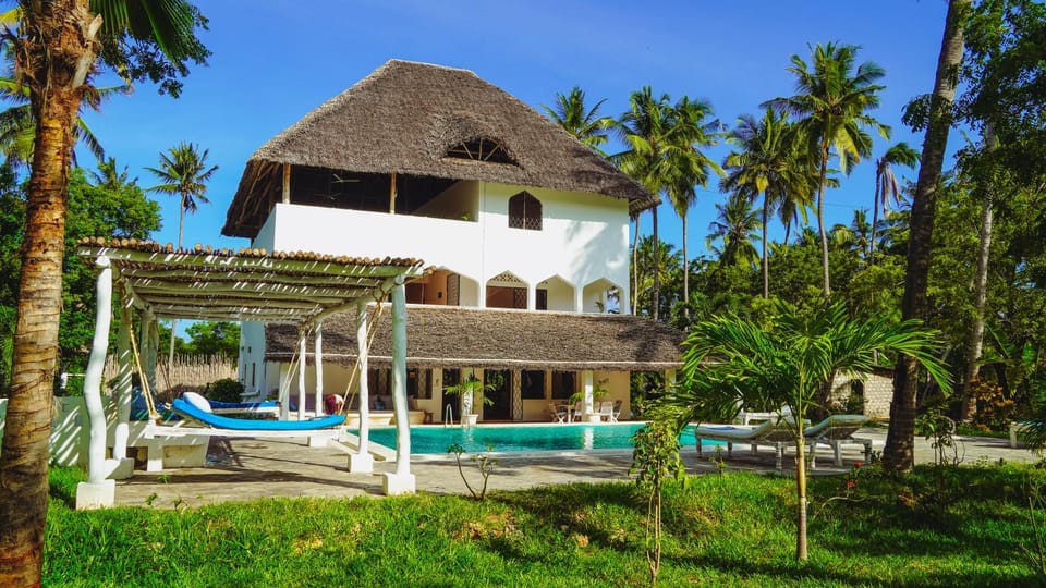Property building, Garden, Garden view, Pool view, Swimming pool, sunbed