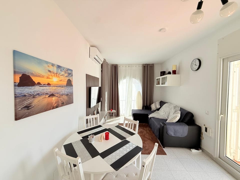 Communal lounge/ TV room, TV and multimedia, Living room, Seating area, Dining area, Evening entertainment