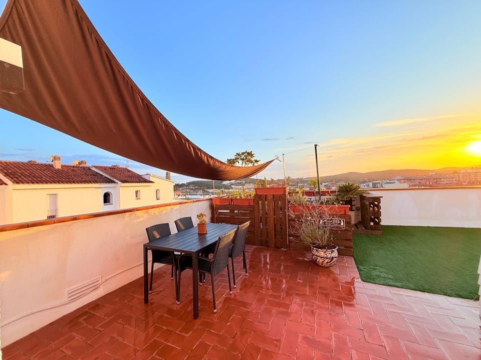 Property building, Balcony/Terrace, Evening entertainment