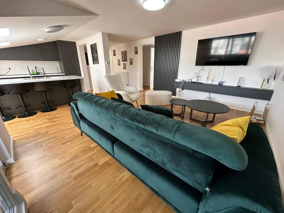 TV and multimedia, Living room, Seating area, Dining area, Evening entertainment