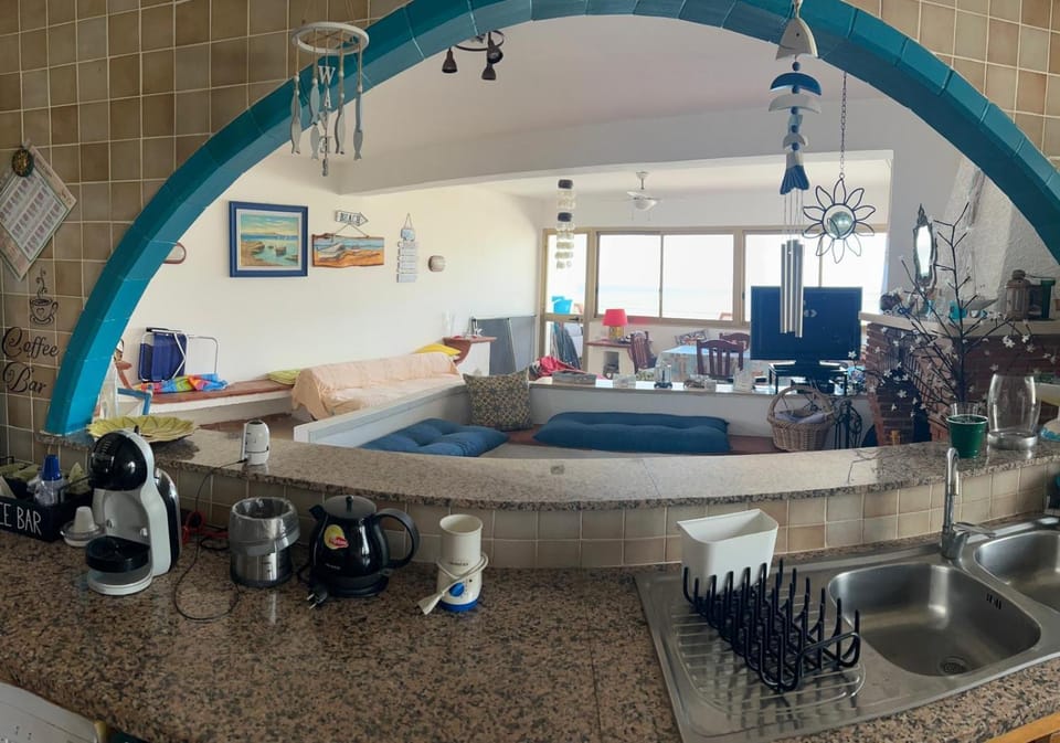 Coffee/tea facilities, Kitchen or kitchenette, Living room