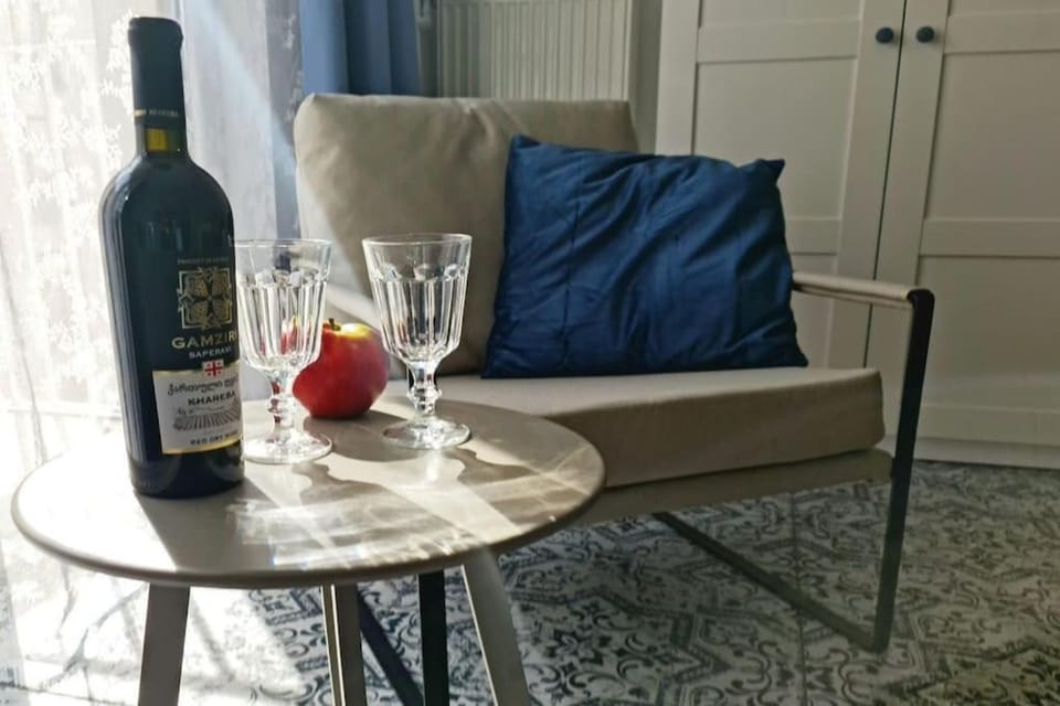 Living room, Food and drinks, Seating area, Drinks