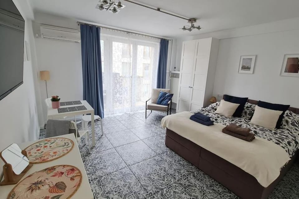 Bed, Living room, Photo of the whole room, Seating area, Dining area, Bedroom, air conditioner