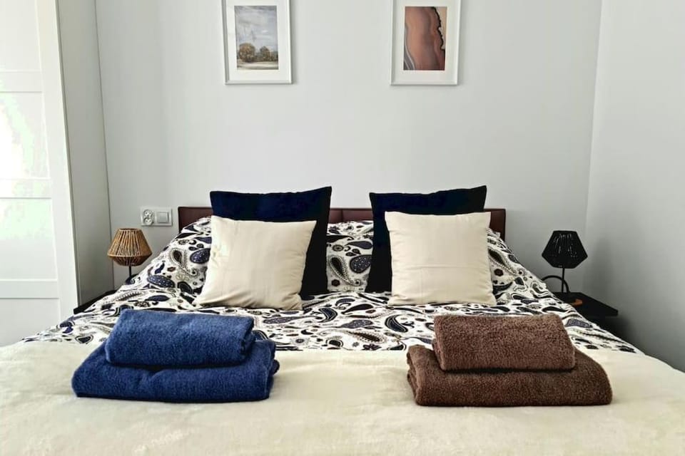 Bed, Photo of the whole room, Bedroom, towels