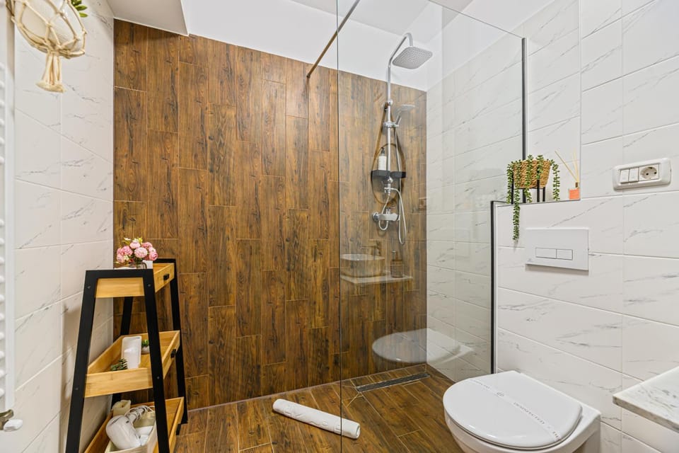 Shower, Toilet, Bathroom, bidet, towels