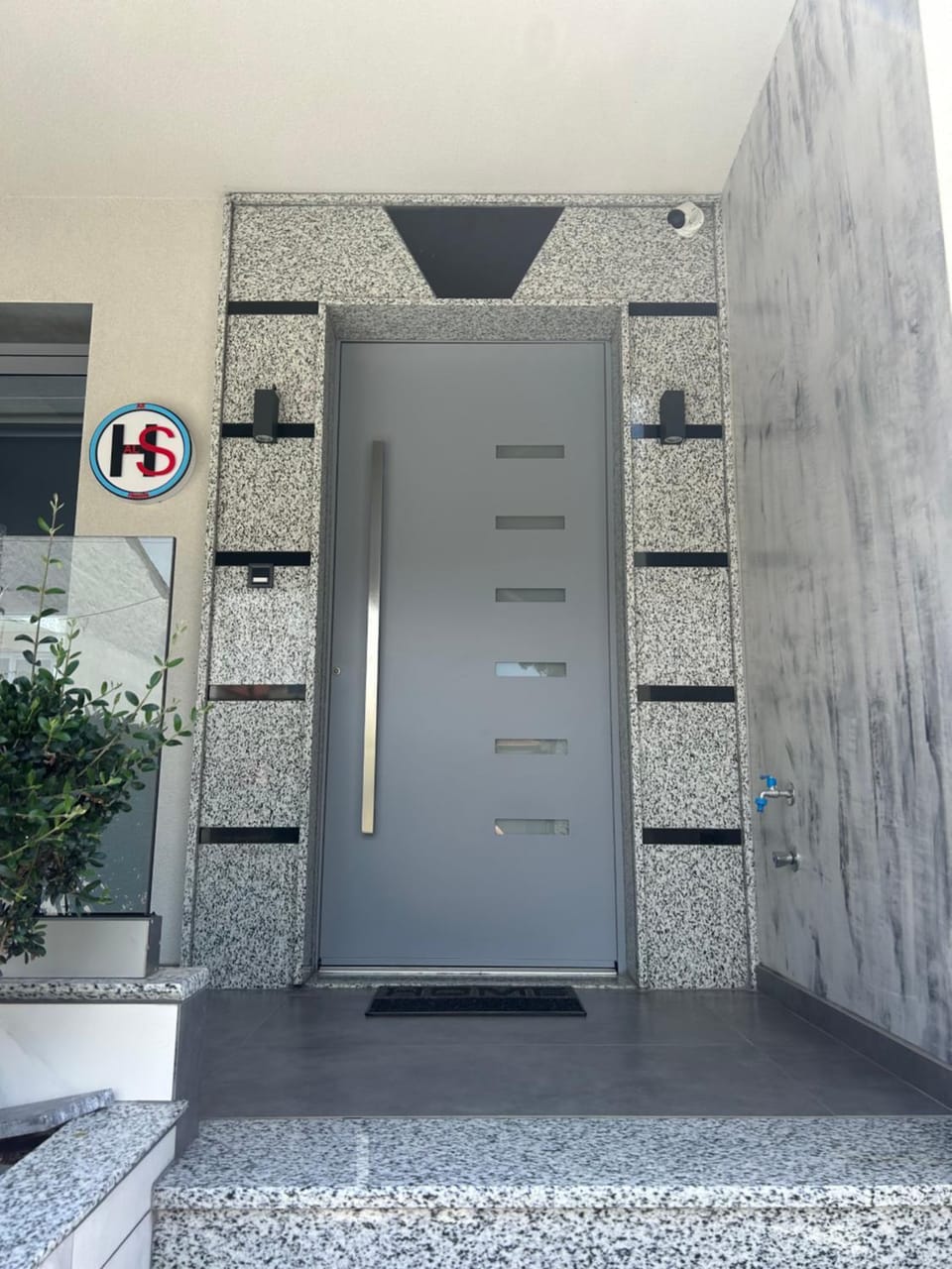 Facade/entrance
