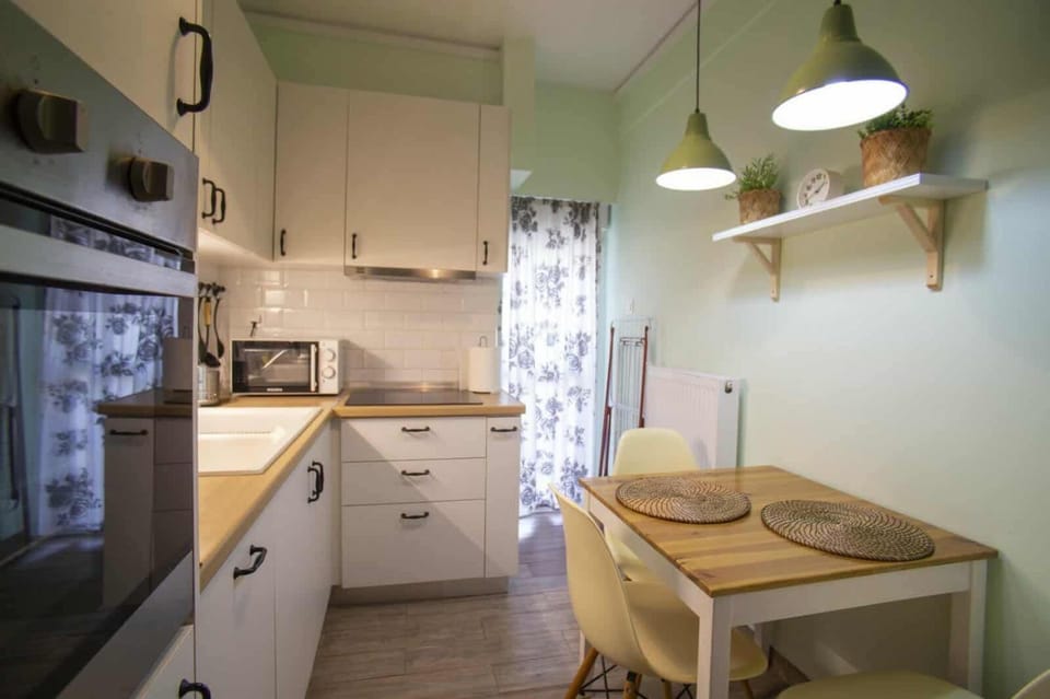 Kitchen or kitchenette, Dining area, oven, stove