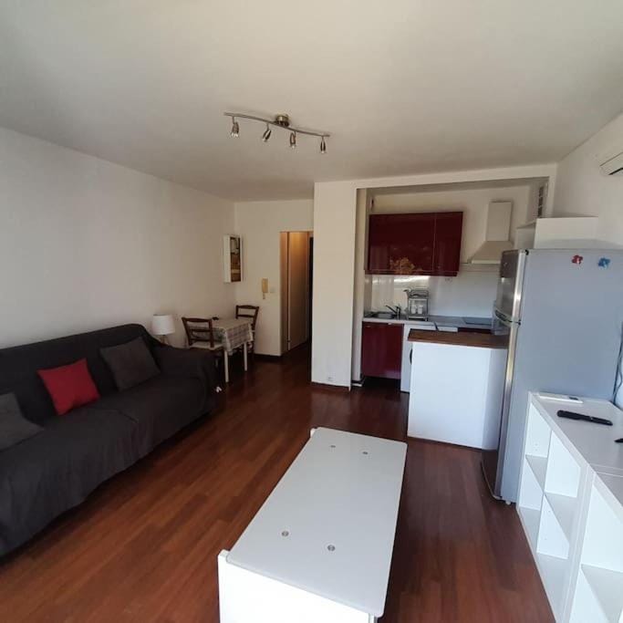 Spacieux Studio proche mer terrasse clim parking Apartment in Six-Fours-les-Plages