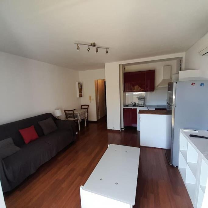 Spacieux Studio proche mer terrasse clim parking Apartment in Six-Fours-les-Plages