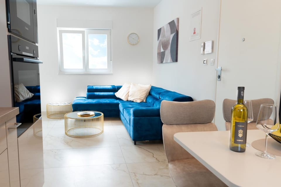 Kitchen or kitchenette, Seating area, Dining area