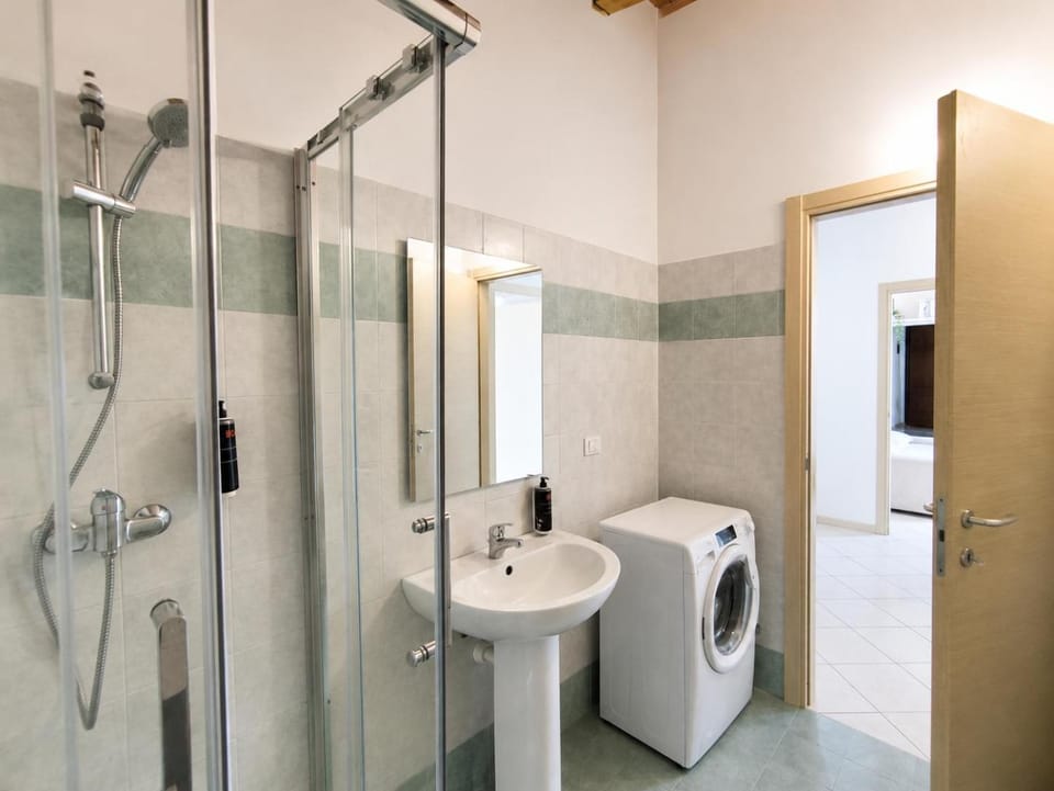 Shower, Toilet, Bathroom, towels, washing machine