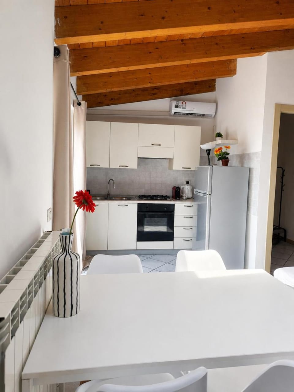 Kitchen or kitchenette, Dining area, minibar, oven, stove