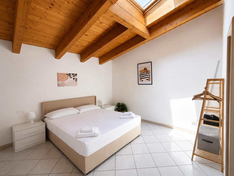 Bed, Photo of the whole room, Bedroom, bunk bed, towels