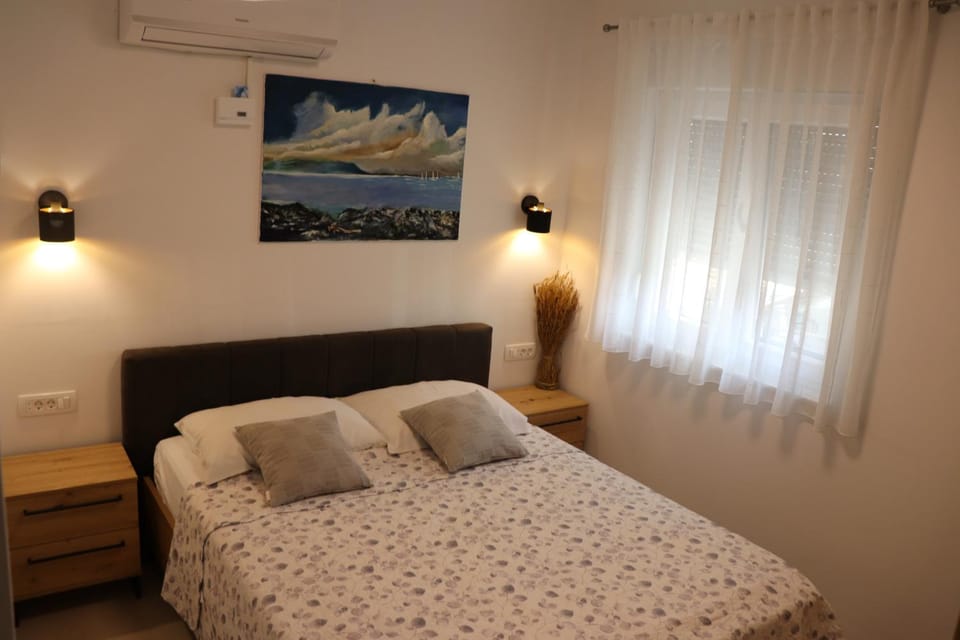 Bedroom, air conditioner