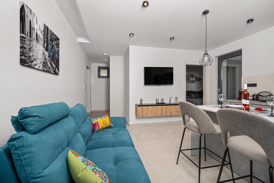 TV and multimedia, Living room, Dining area, Sea view