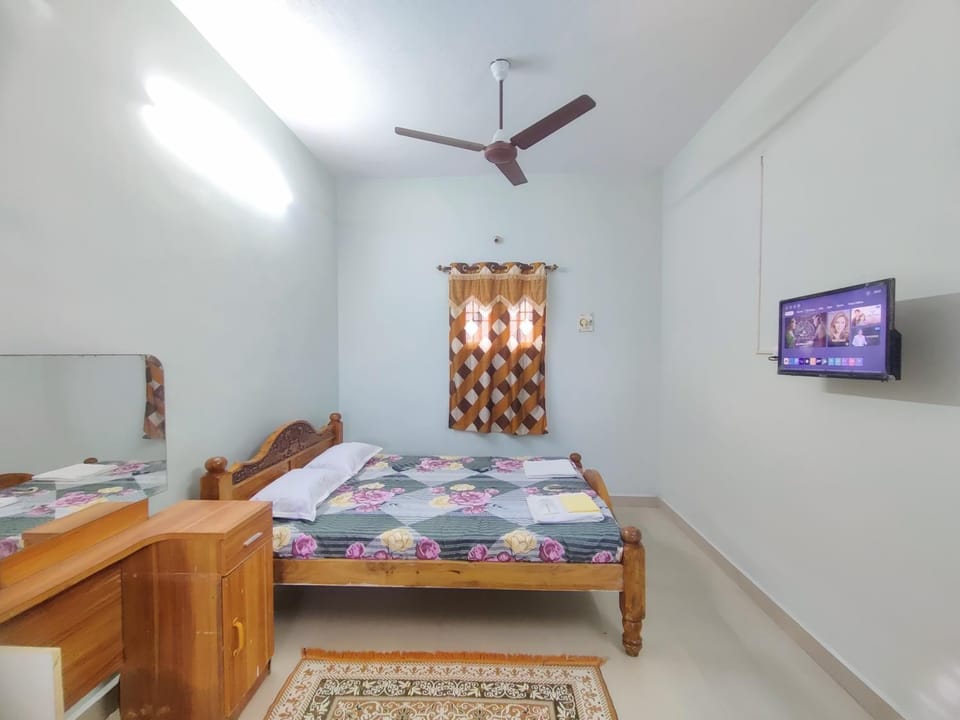 Bed, TV and multimedia, Photo of the whole room, Bedroom, towels