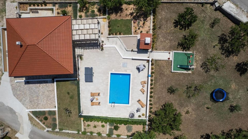 Property building, Day, Bird's eye view, Pool view, Swimming pool, sunbed