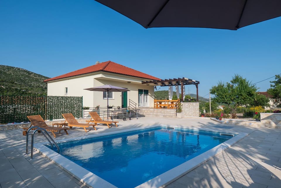 Property building, Patio, Day, Natural landscape, Mountain view, Pool view, Swimming pool, sunbed