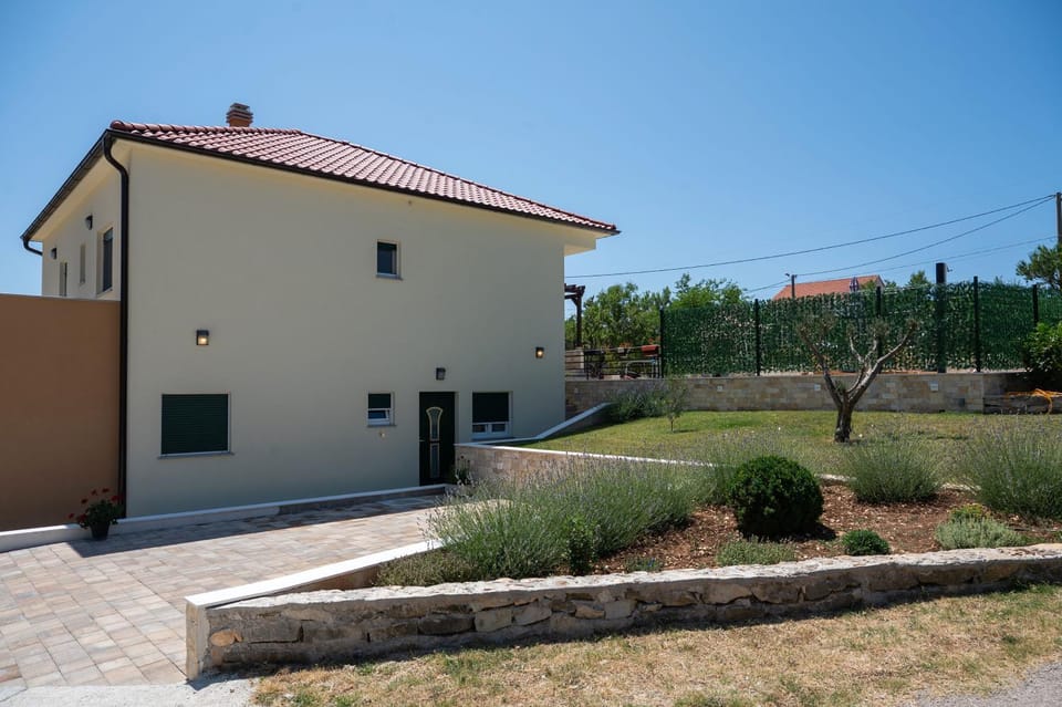 Property building, Spring, Day, Garden, Garden view