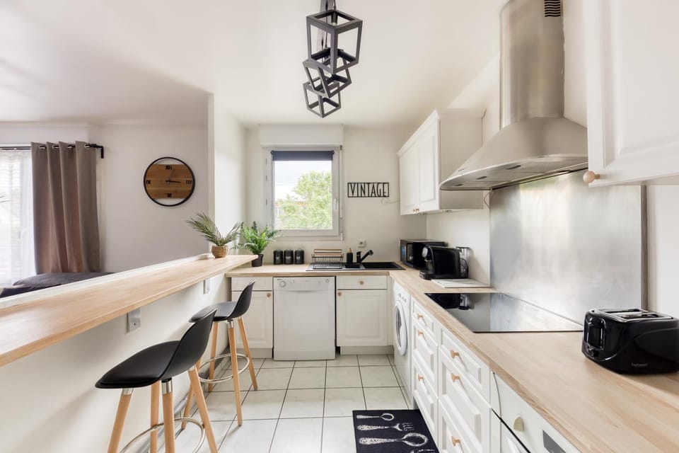 Kitchen or kitchenette, Dining area, dishwasher, minibar, oven, stove, toaster