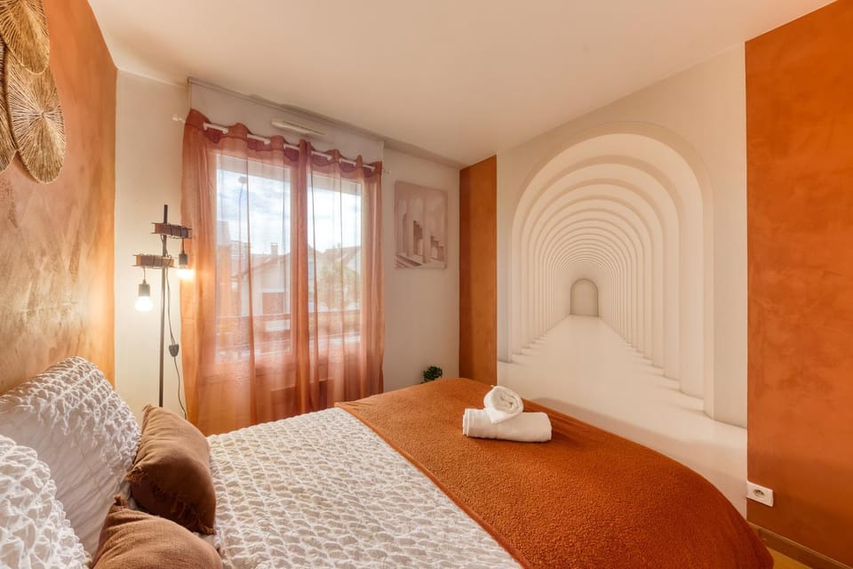 Bed, Photo of the whole room, Bedroom, towels