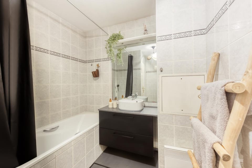 Bathroom, Bath, towels