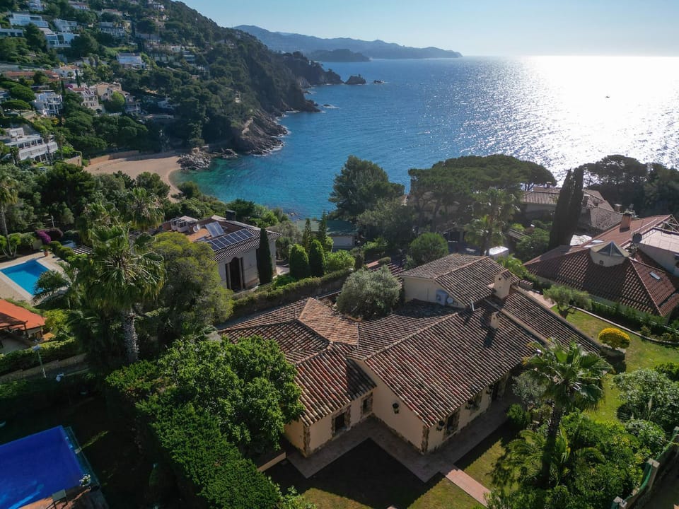 The Noble House - Seaside Living in Costa Brava Villa in Selva
