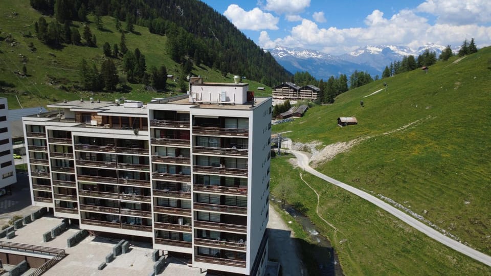 Property building, Spring, Day, Natural landscape, Bird's eye view, Mountain view