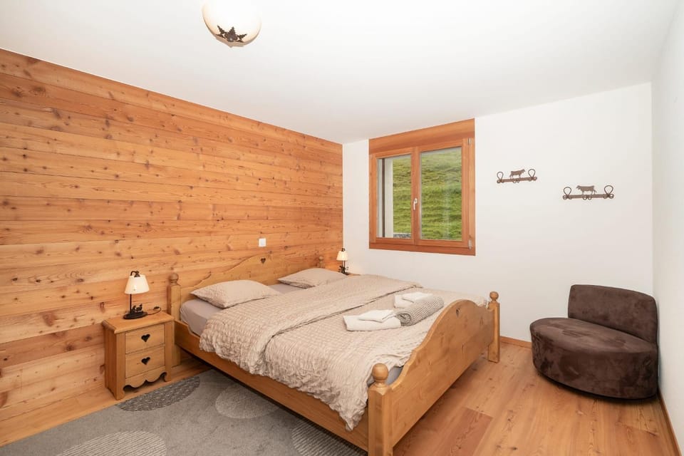 Bed, Living room, Photo of the whole room, Seating area, Bedroom