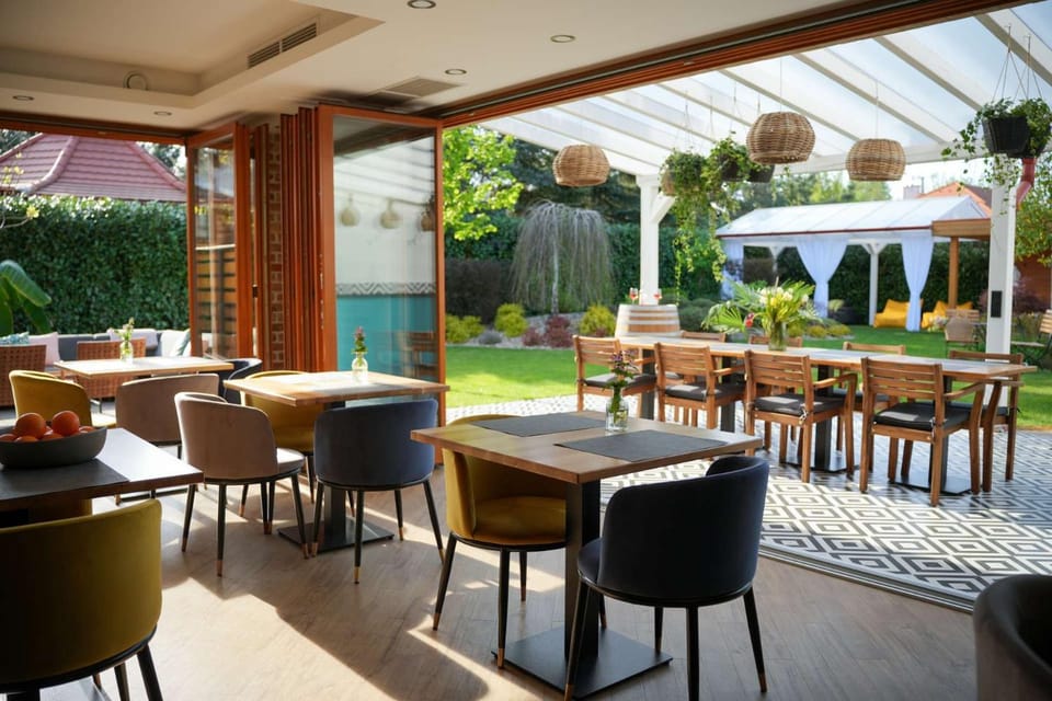 Restaurant/places to eat, Garden, Living room
