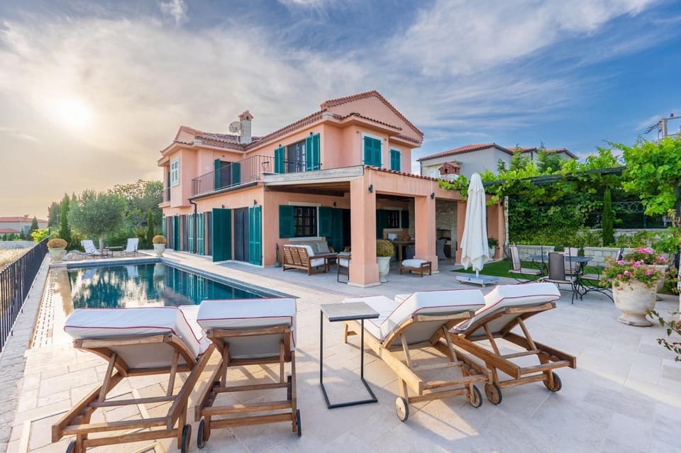 Property building, Patio, Day, View (from property/room), Balcony/Terrace, Balcony/Terrace, Dining area, Pool view, Swimming pool, sunbed
