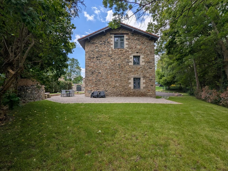 Gîte atypique de Maubourg, de une à 8 personnes, proche départ passerelle House in Auvergne-Rhône-Alpes