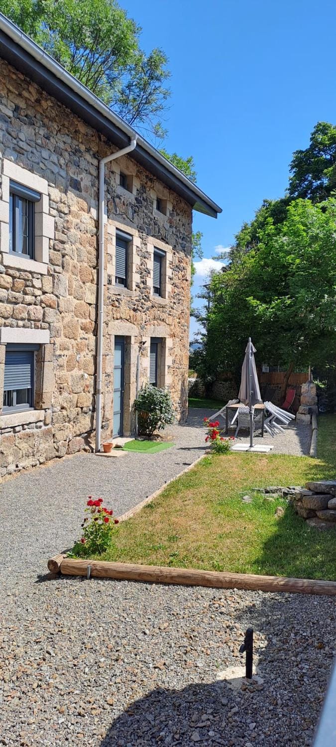 Gîte atypique de Maubourg, de une à 8 personnes, proche départ passerelle House in Auvergne-Rhône-Alpes