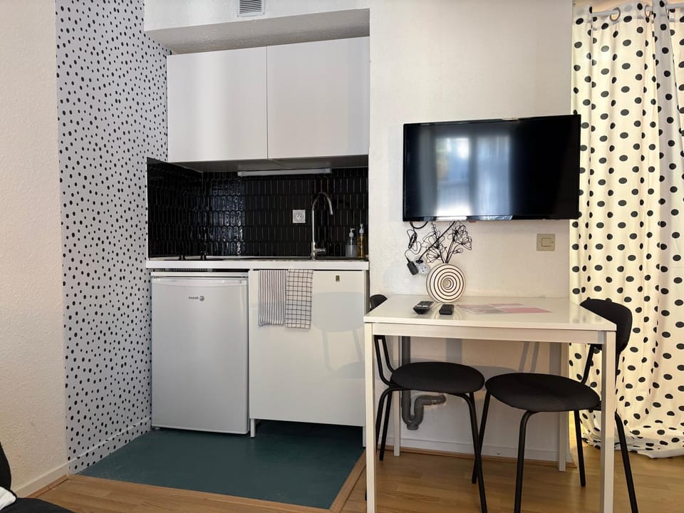 TV and multimedia, Kitchen or kitchenette, fireplace, microwave