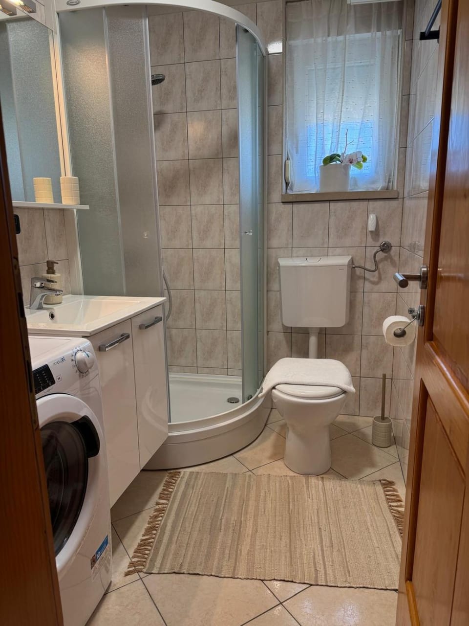 Shower, Bathroom, towels, washing machine