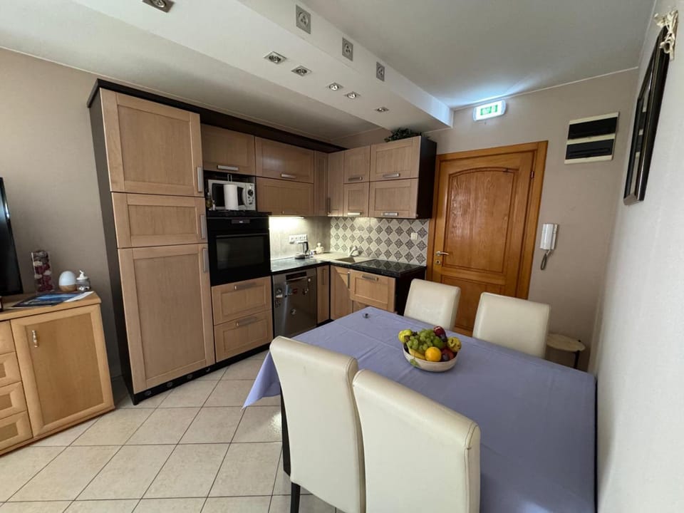 Kitchen or kitchenette, Dining area, pet friendly