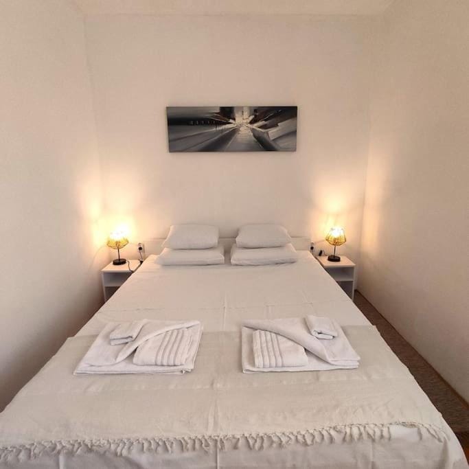 Bed, Photo of the whole room, Bedroom, towels