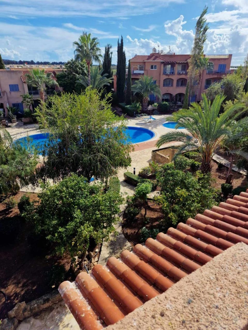 Property building, Spring, Day, Natural landscape, Garden, Garden view, Pool view, Swimming pool, sunbed