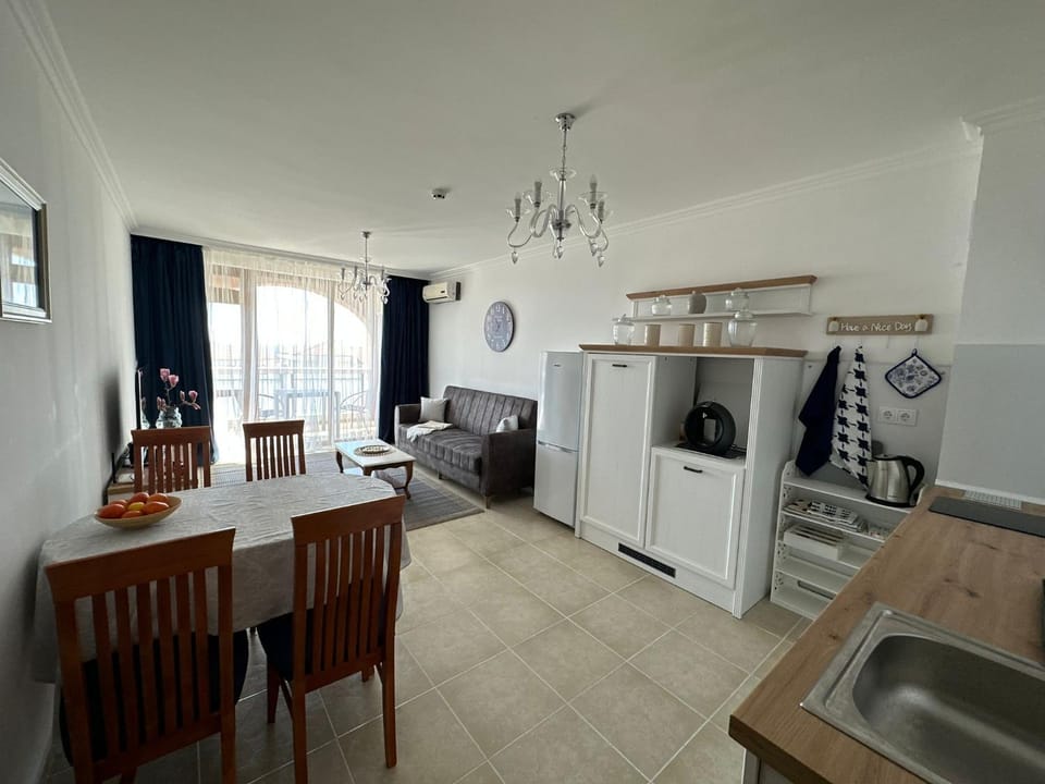 Kitchen or kitchenette, Seating area, Dining area