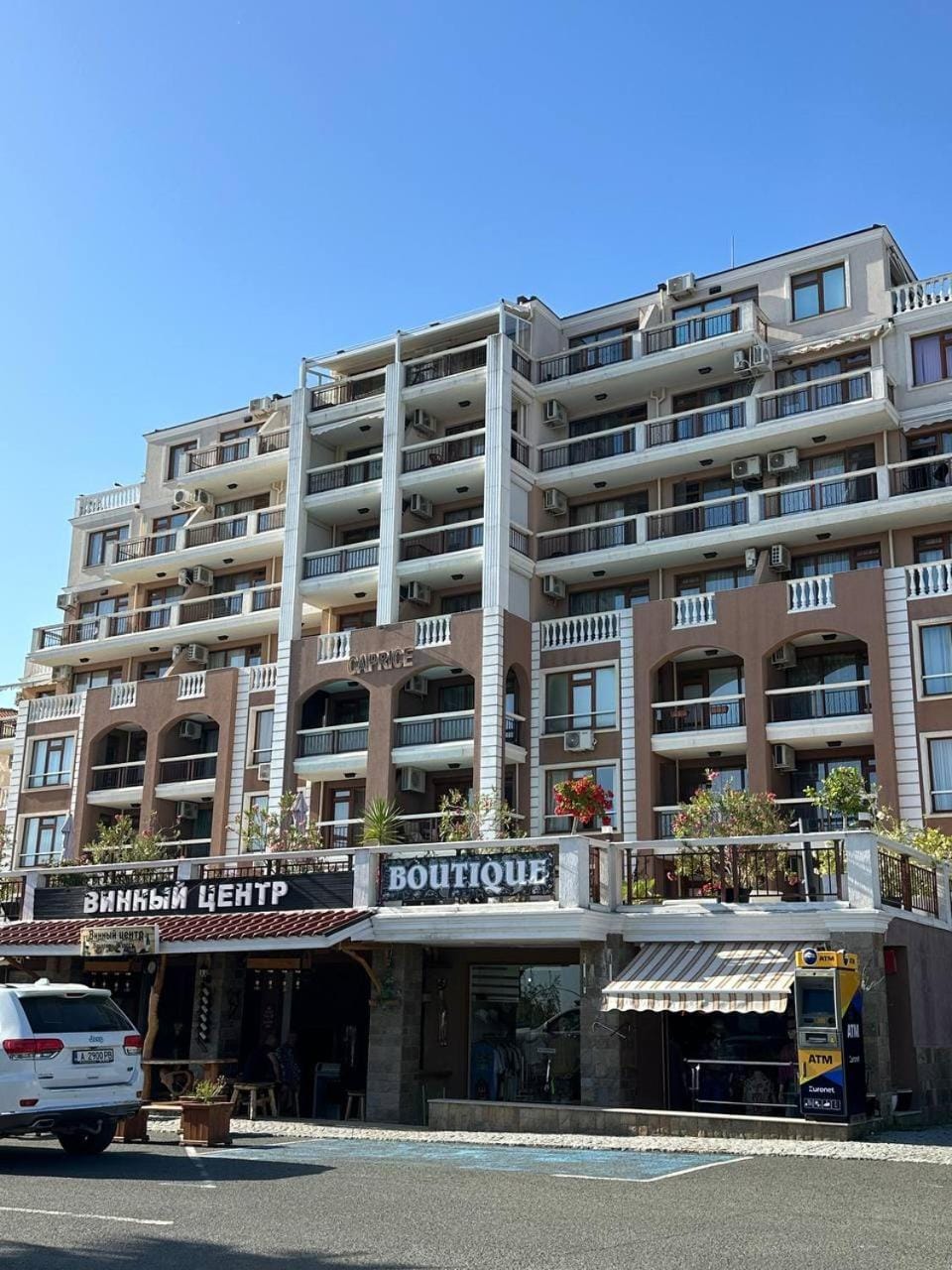 Property building, On-site shops, Supermarket/grocery shop, Location